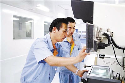 匠心筑梦 卢勇与中国玻璃，护航飞船遨游太空的技术华章